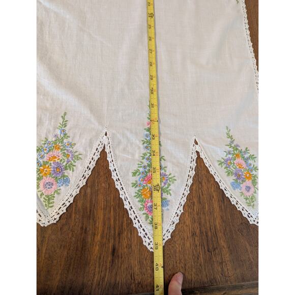 Vintage Hand Embroidered Table Dresser Runner Lace Edge Flowers 39" x 16" - Picture 6 of 8